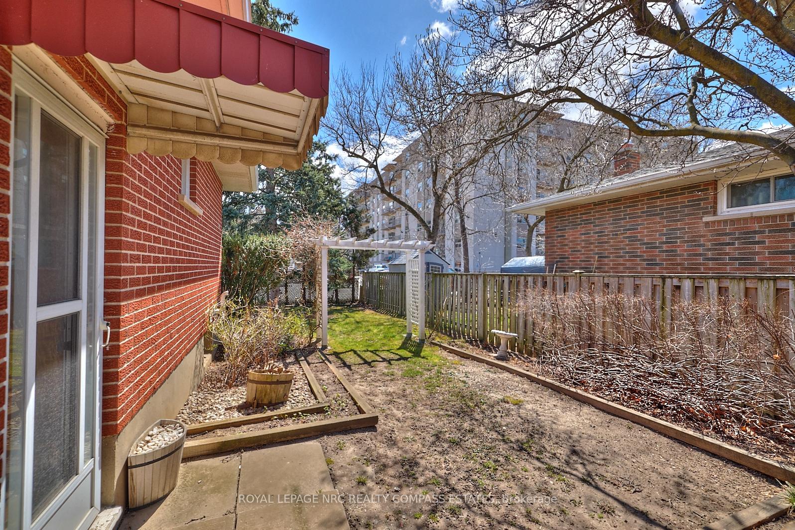 Photo 33 of 8 Densgrove Drive, St. Catharines, Vine/Linwell — HOMEH