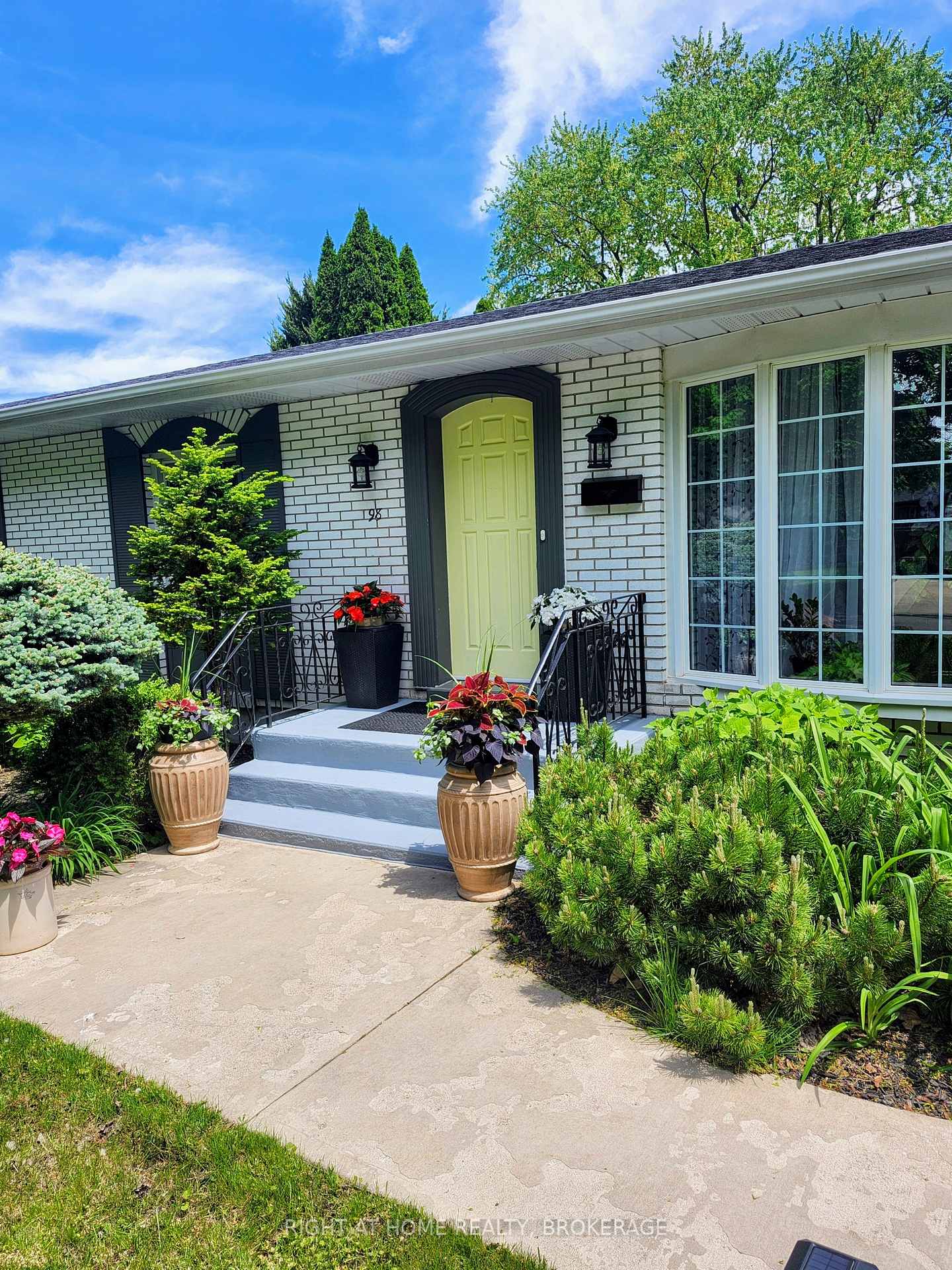 Photo 2 of 98 Windward Street, St. Catharines, Carlton/Bunting — HOMEH