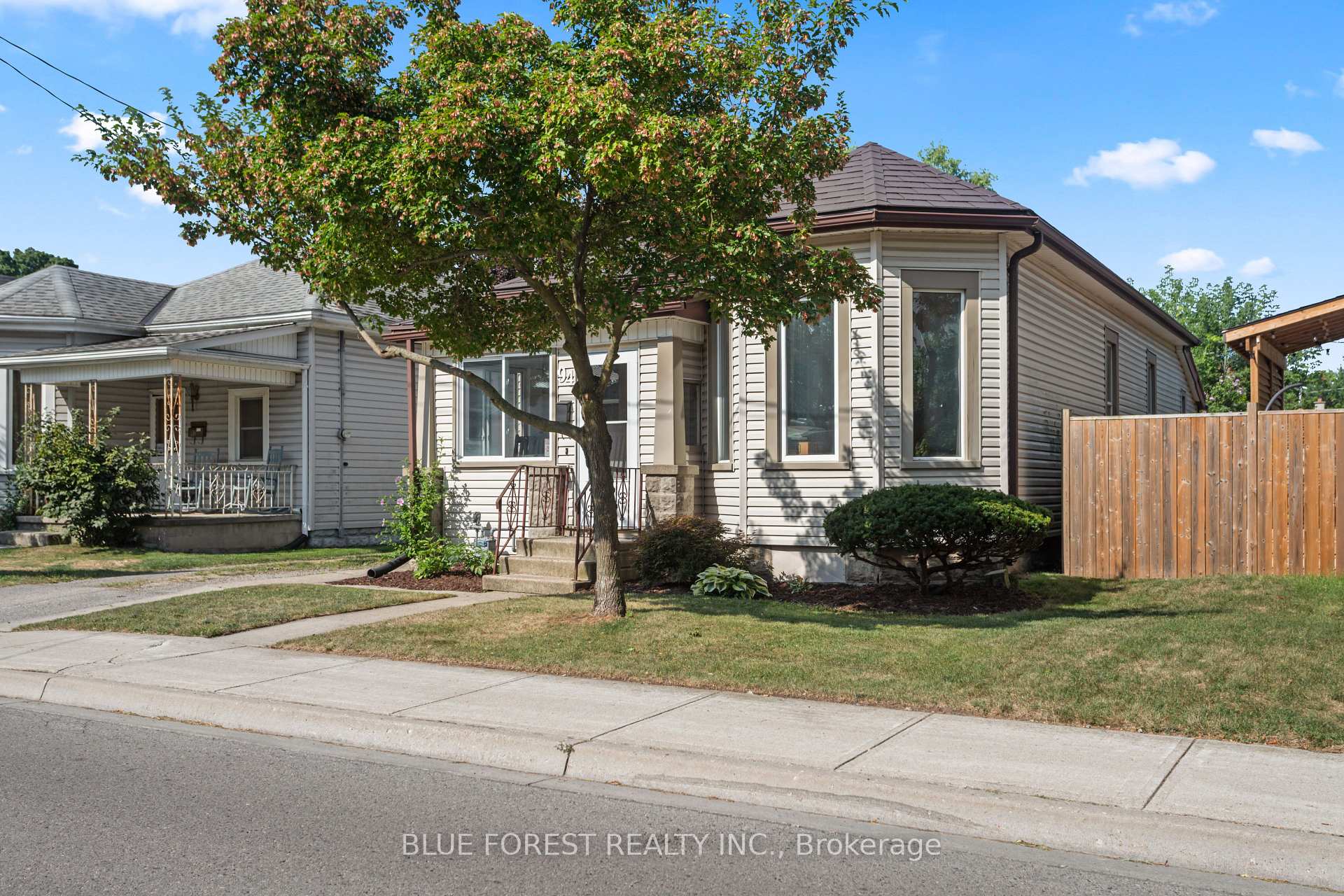 Photo 2 of 94 Manitoba Street, St. Thomas — HOMEH