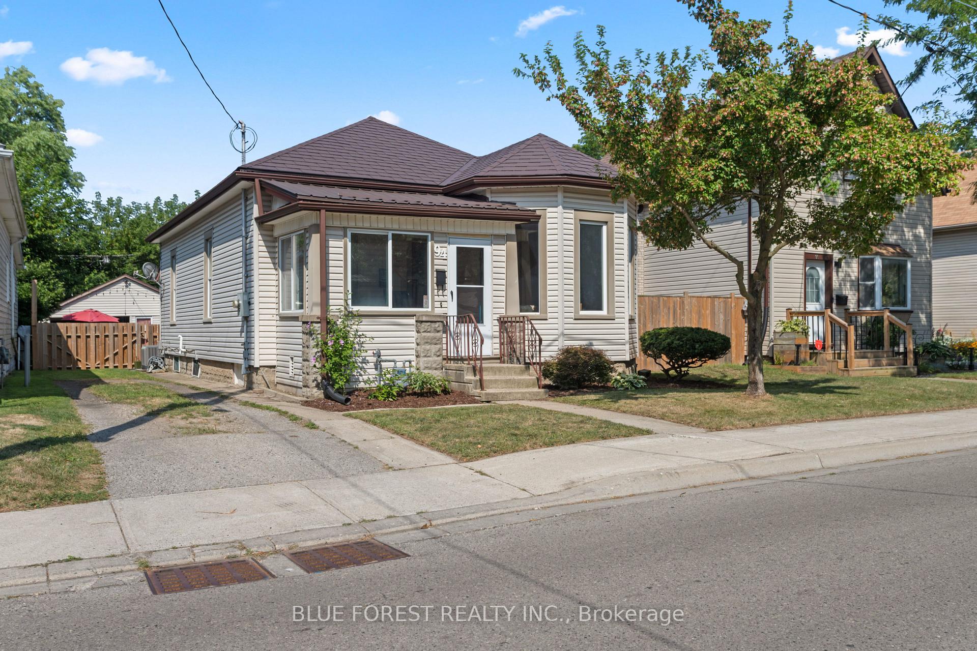 Photo 3 of 94 Manitoba Street, St. Thomas — HOMEH