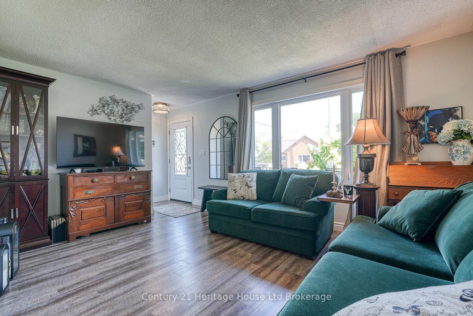 Photo 6 of 12 Steele Street, St. Thomas — HOMEH