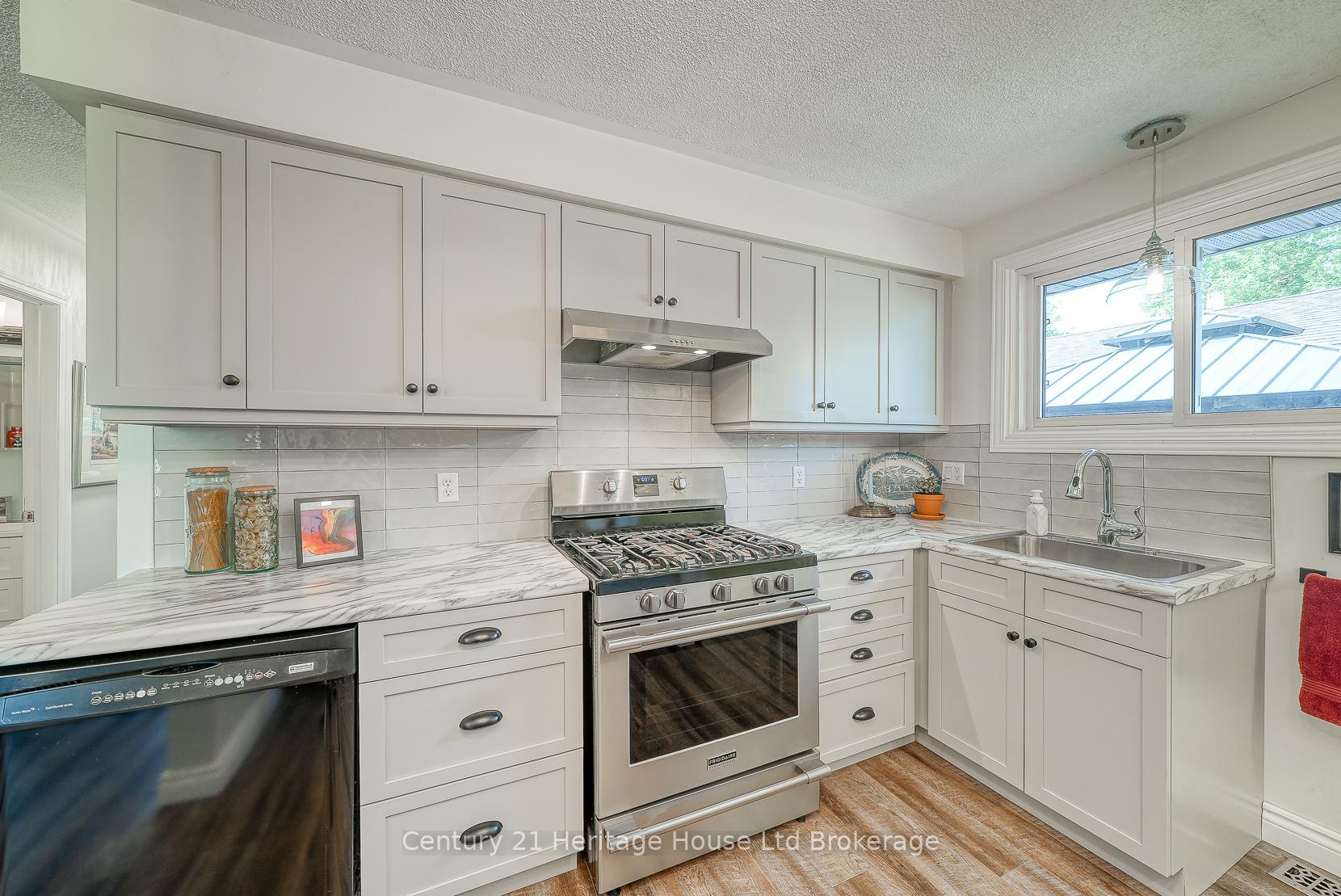 Photo 11 of 12 Steele Street, St. Thomas — HOMEH