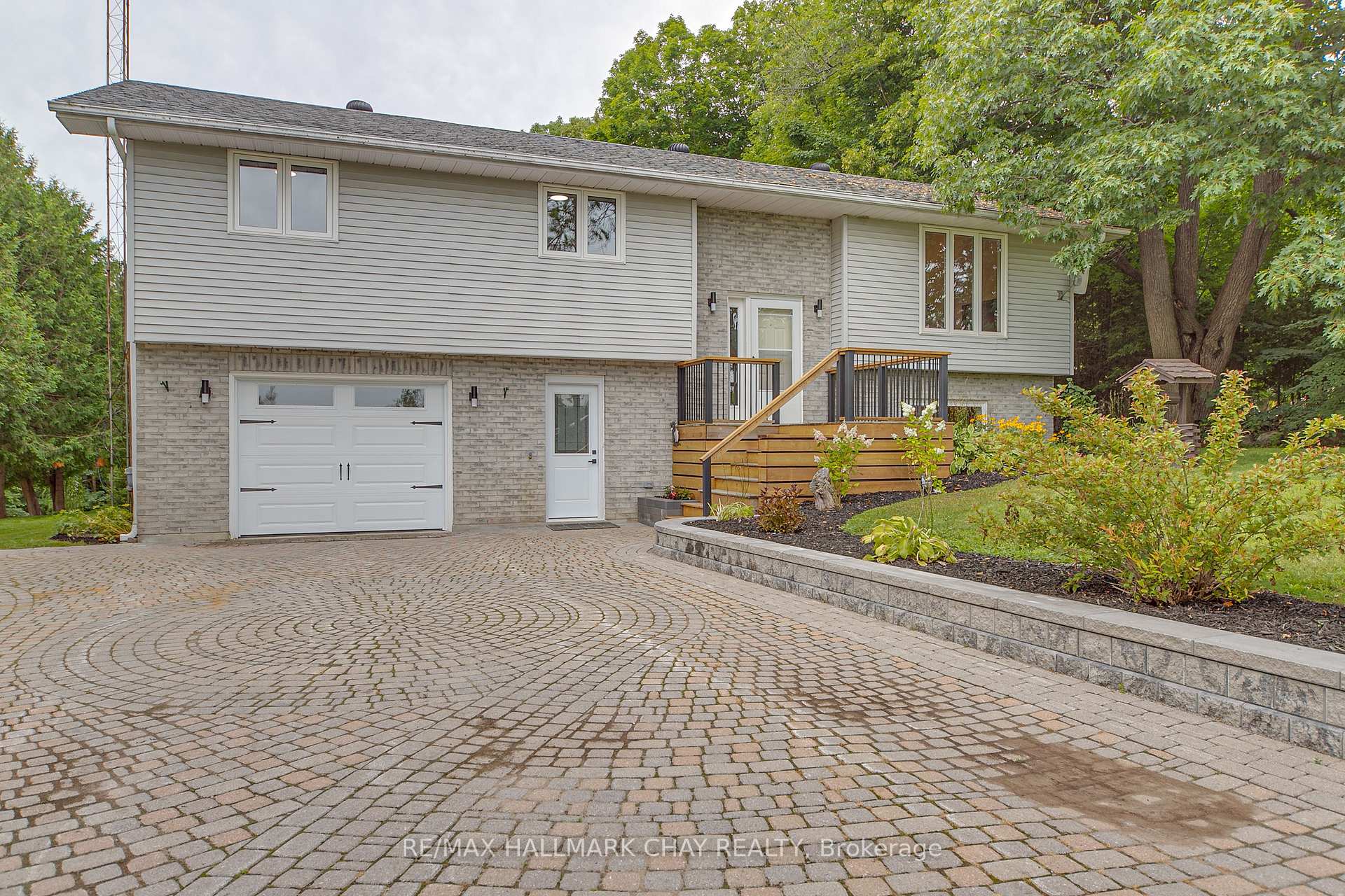 Photo 2 of 622 Scarlett Line, Springwater, Rural Springwater — HOMEH