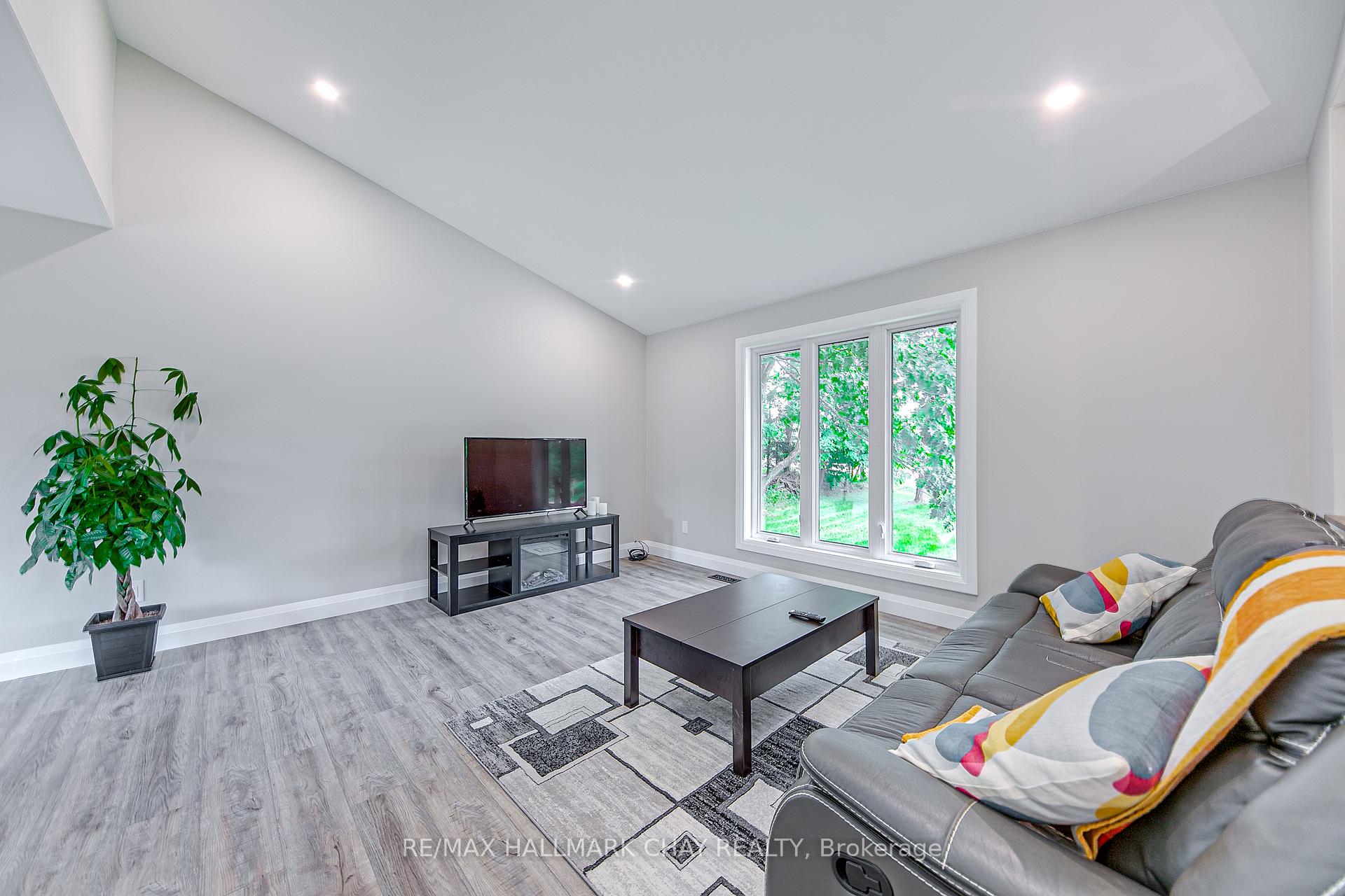 Photo 10 of 622 Scarlett Line, Springwater, Rural Springwater — HOMEH