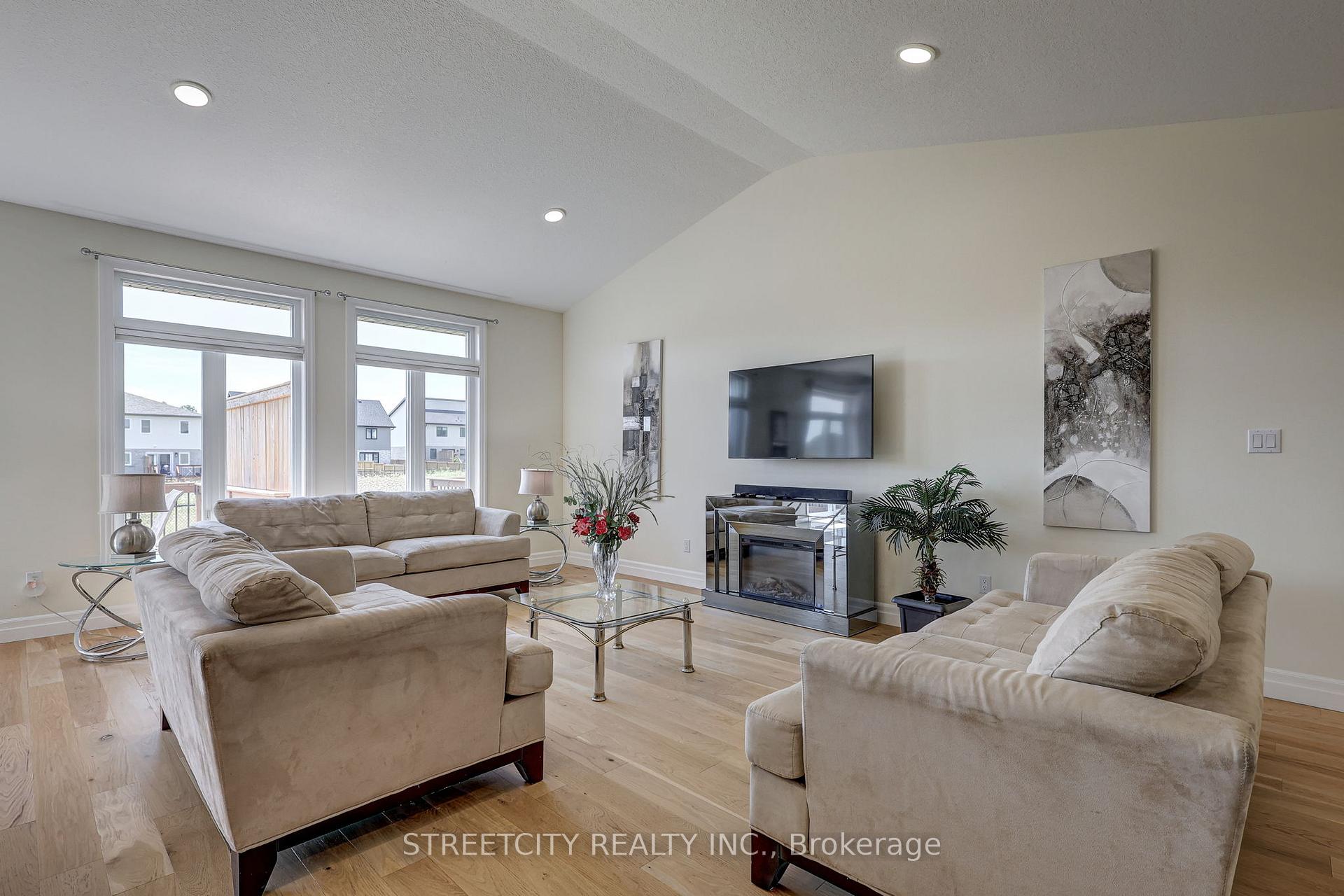 Photo 4 of 70 Acorn Trail, St. Thomas — HOMEH