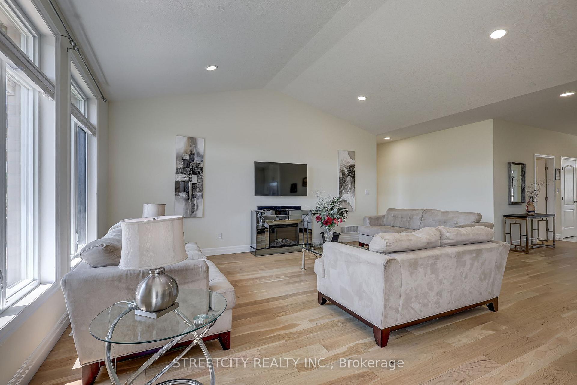 Photo 6 of 70 Acorn Trail, St. Thomas — HOMEH