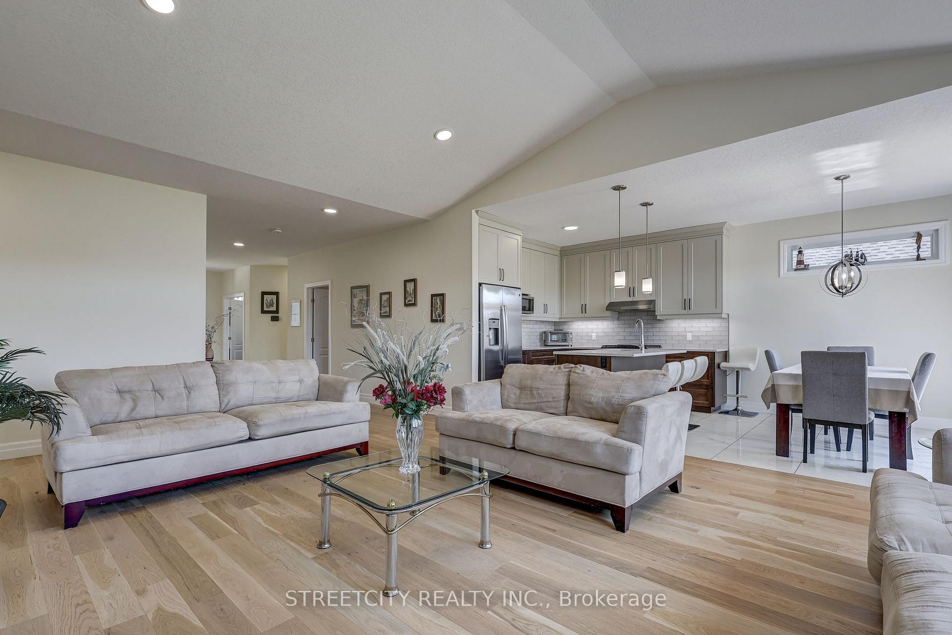 Photo 7 of 70 Acorn Trail, St. Thomas — HOMEH