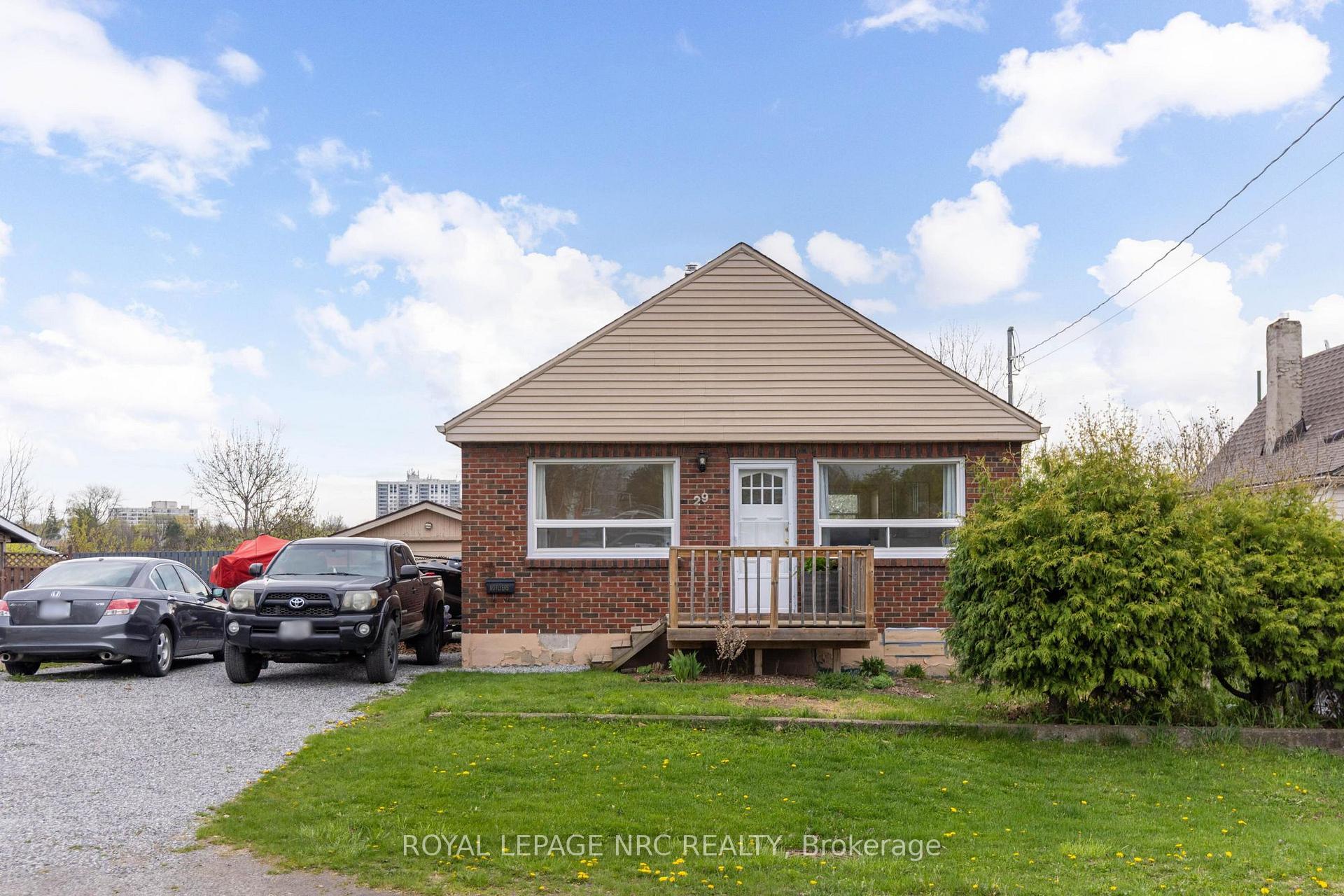 Front of 29 Hillview Road N