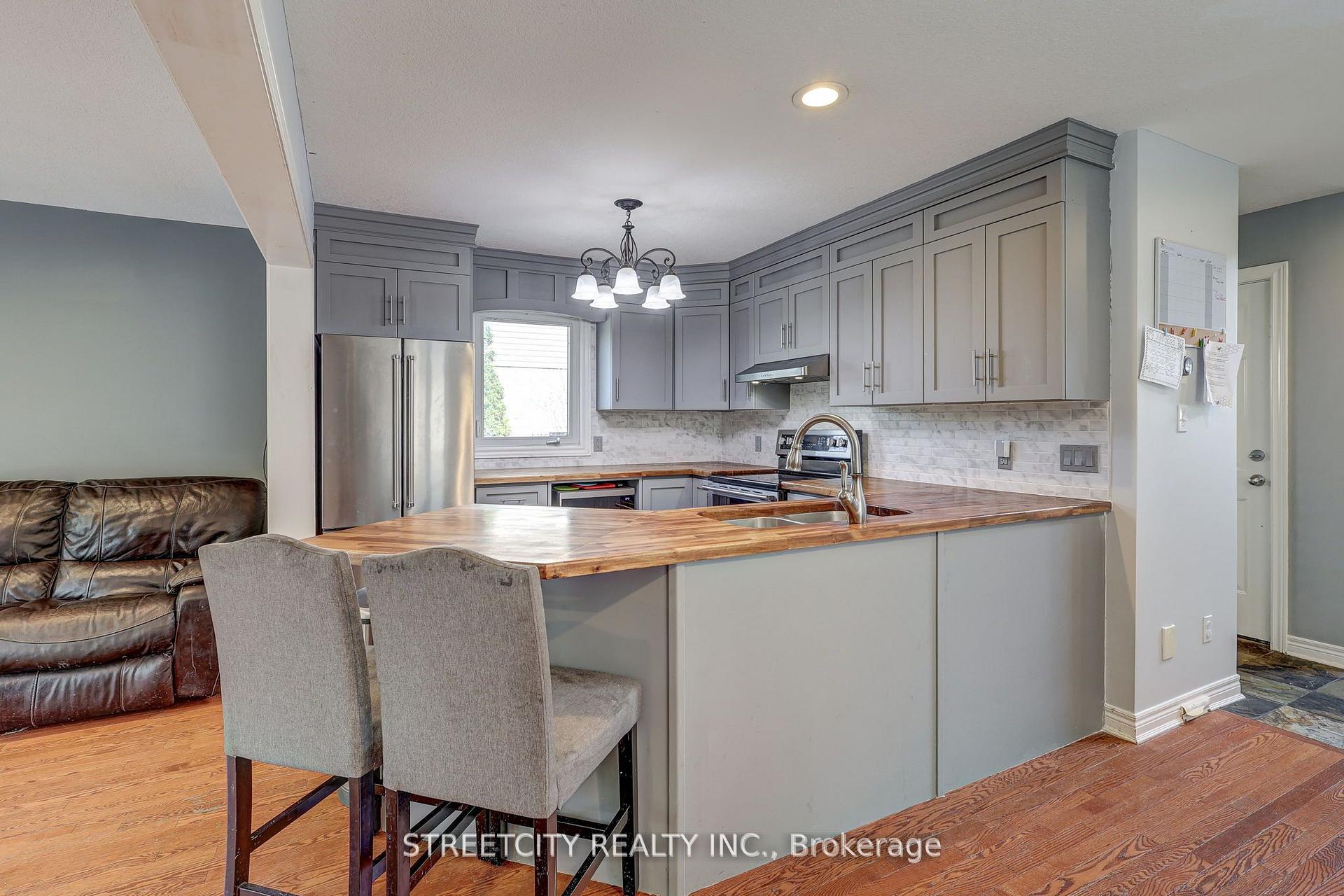 Photo 10 of 61 Meadowvale Drive, St. Thomas — HOMEH