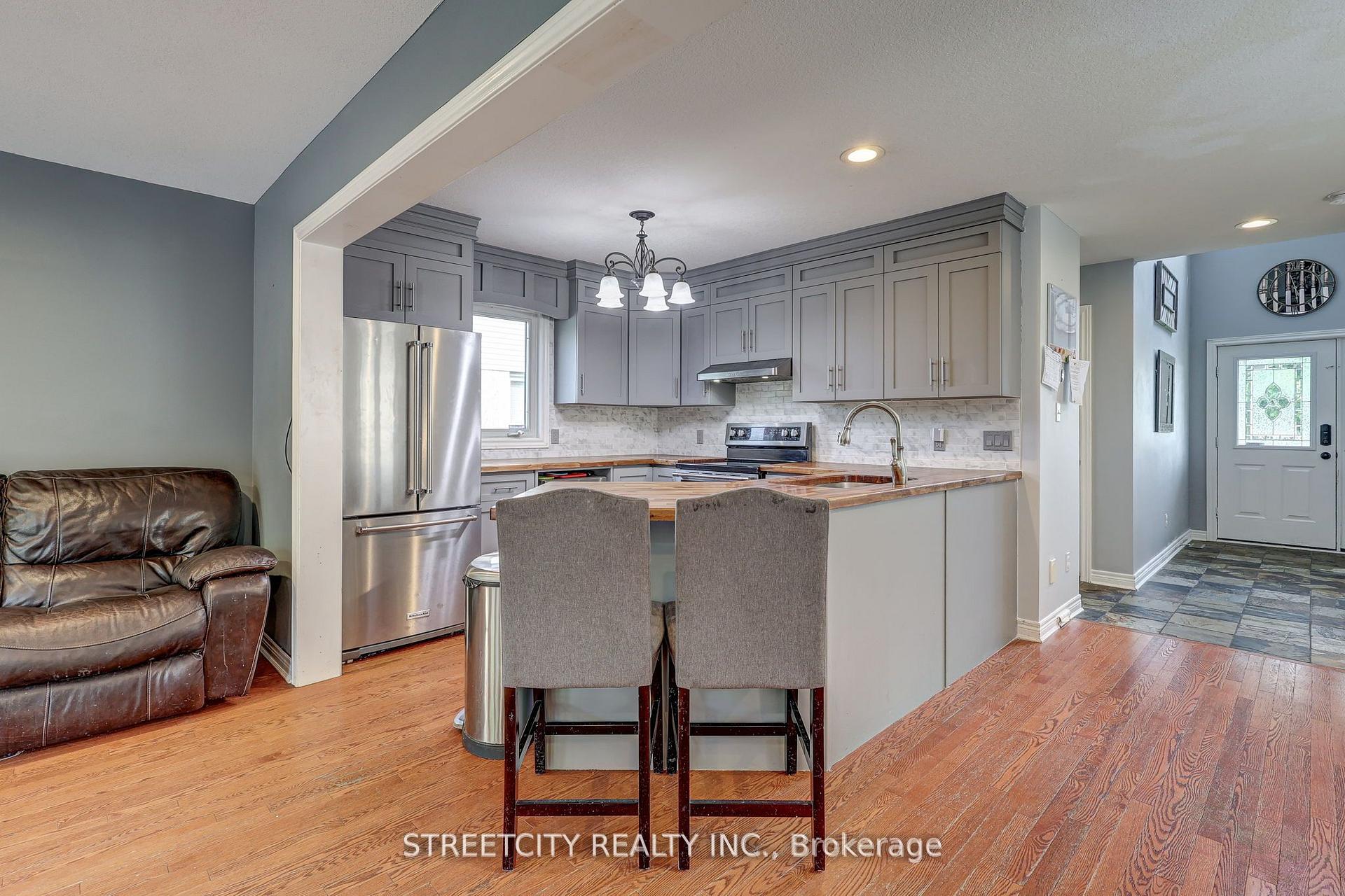 Photo 11 of 61 Meadowvale Drive, St. Thomas — HOMEH