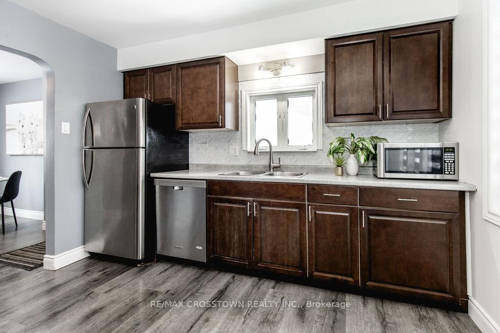 Photo 9 of 1089 Bayfield Street N, Springwater, Midhurst — HOMEH