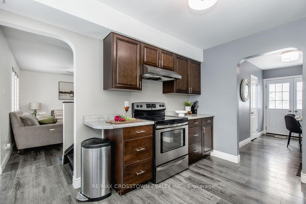 Photo 11 of 1089 Bayfield Street N, Springwater, Midhurst — HOMEH