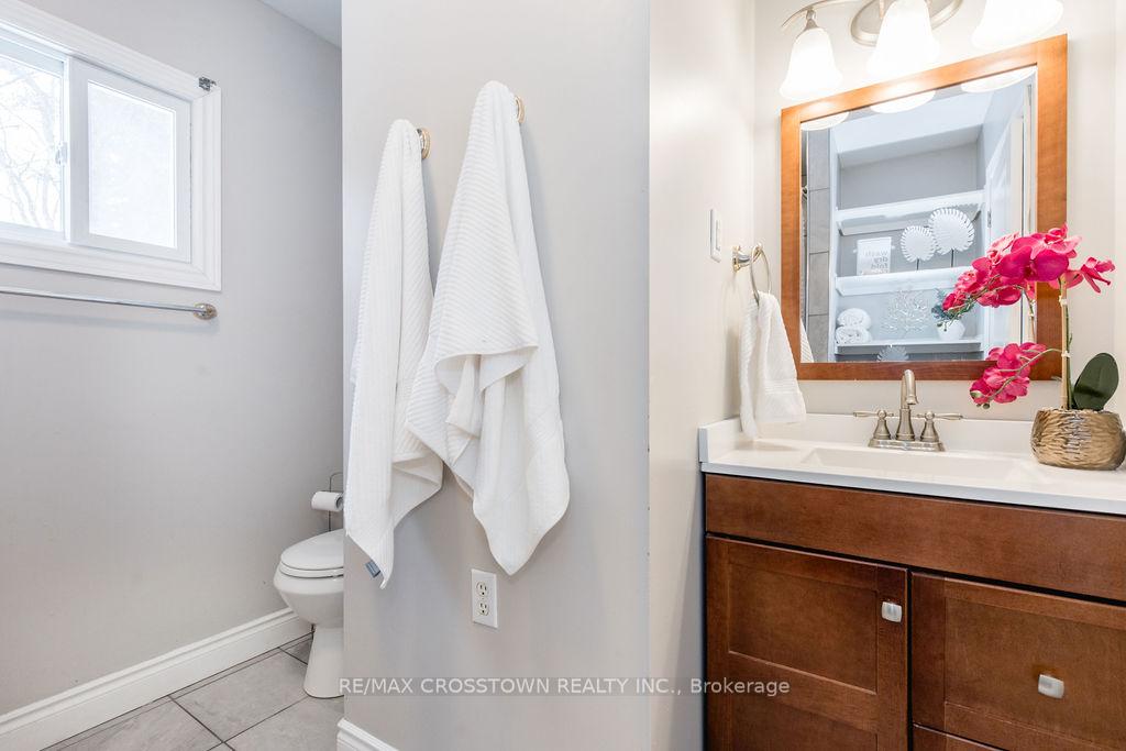 Photo 19 of 1089 Bayfield Street N, Springwater, Midhurst — HOMEH