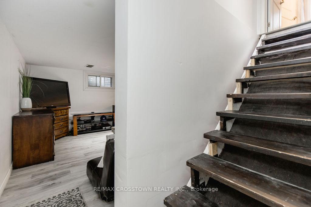 Photo 25 of 1089 Bayfield Street N, Springwater, Midhurst — HOMEH