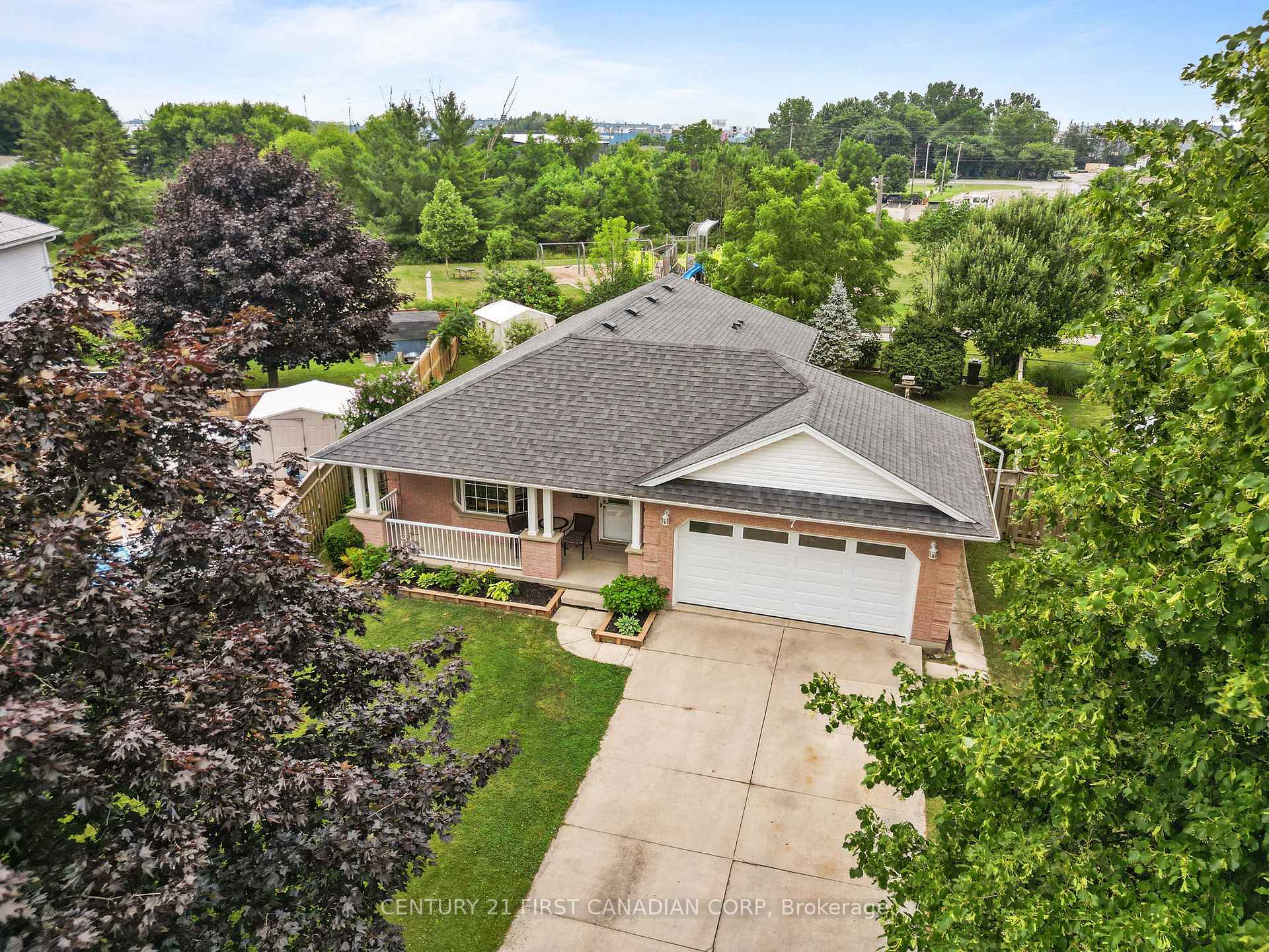 Photo 2 of 7 Sifton Drive, St. Thomas — HOMEH