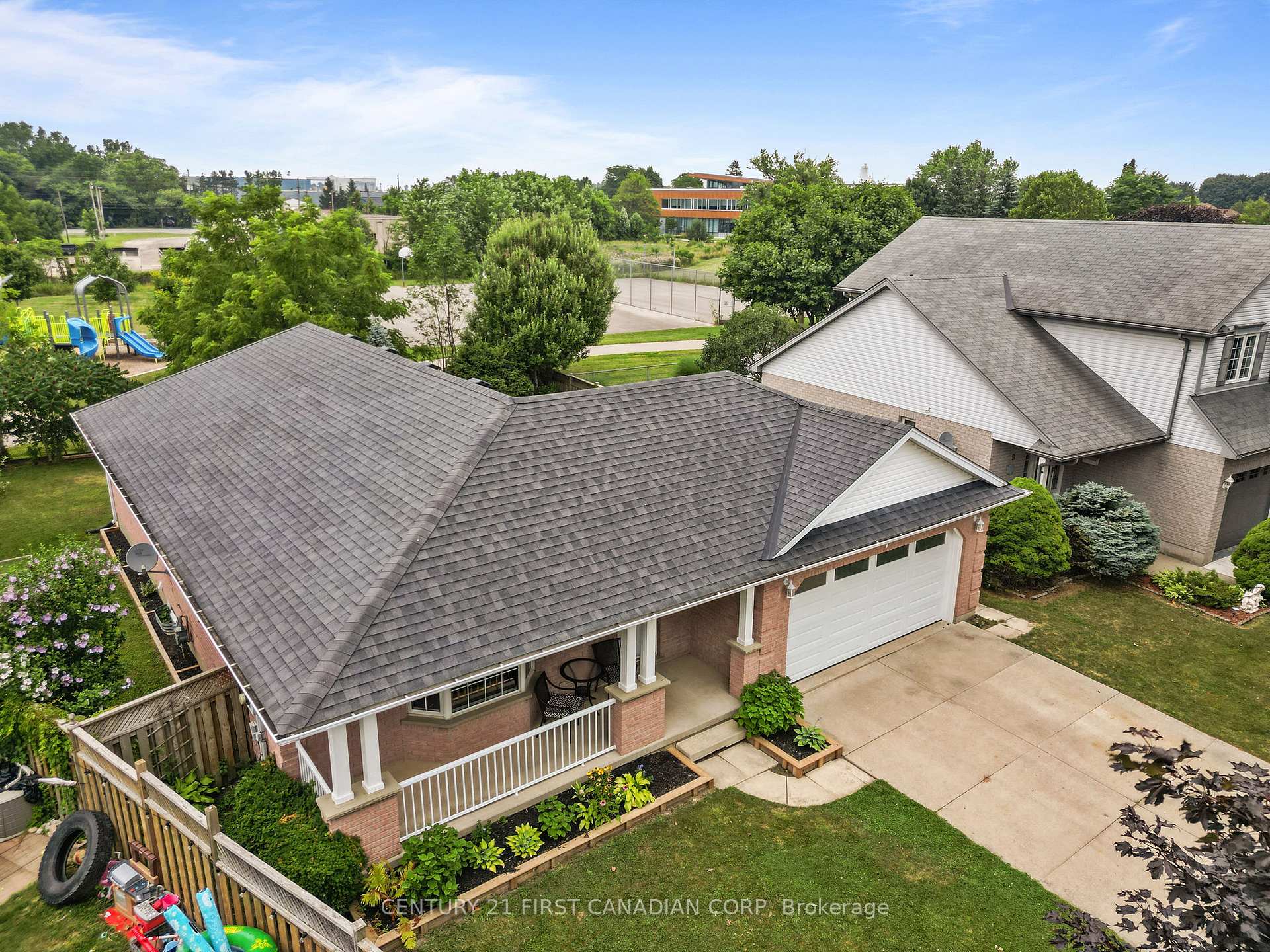Photo 3 of 7 Sifton Drive, St. Thomas — HOMEH