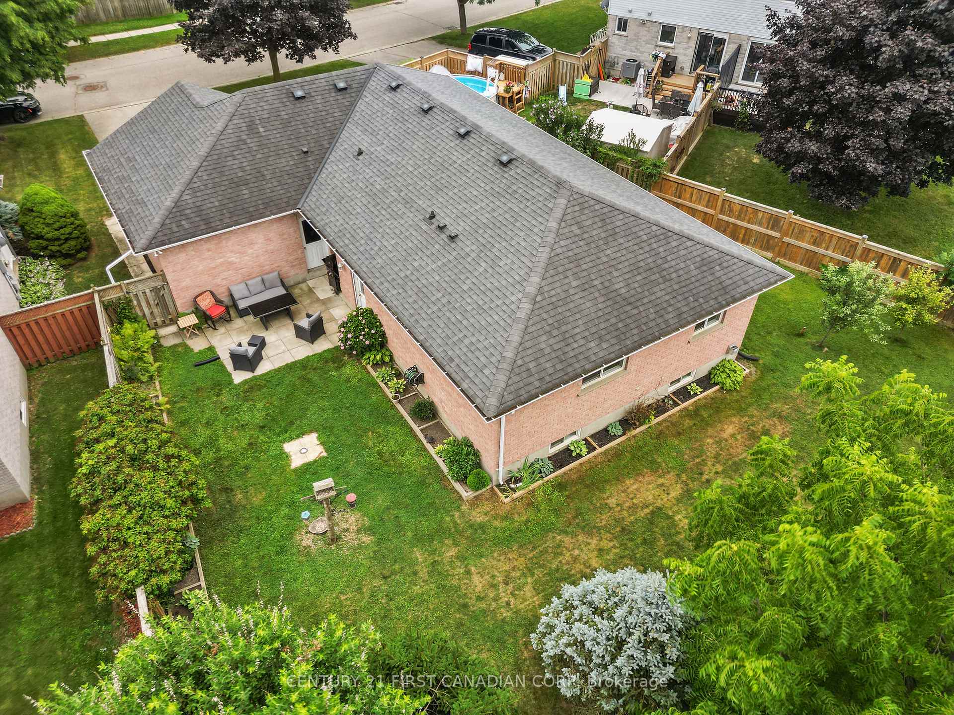 Photo 4 of 7 Sifton Drive, St. Thomas — HOMEH