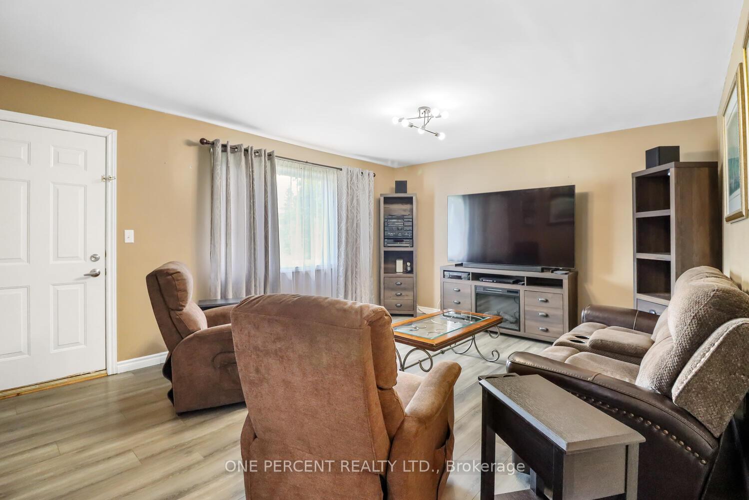 Photo 10 of 8 Robinson Road, Springwater, Elmvale — HOMEH