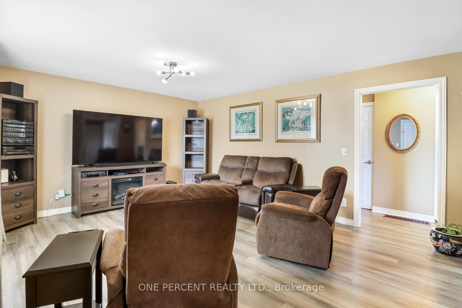 Photo 11 of 8 Robinson Road, Springwater, Elmvale — HOMEH