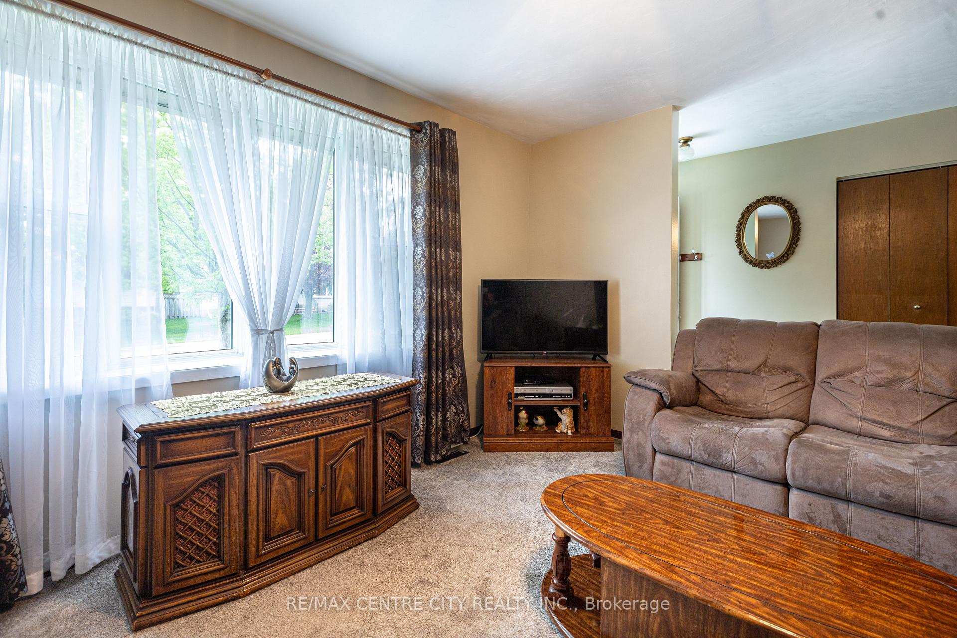 Photo 6 of 20 Caldwell Street, St. Thomas — HOMEH