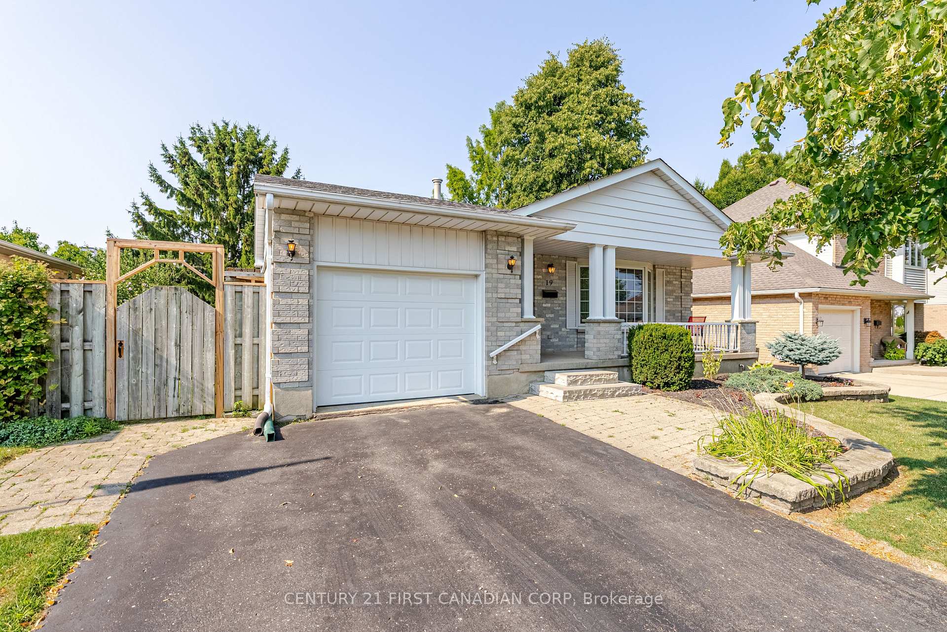 Photo 3 of 19 Farmington Drive, St. Thomas — HOMEH