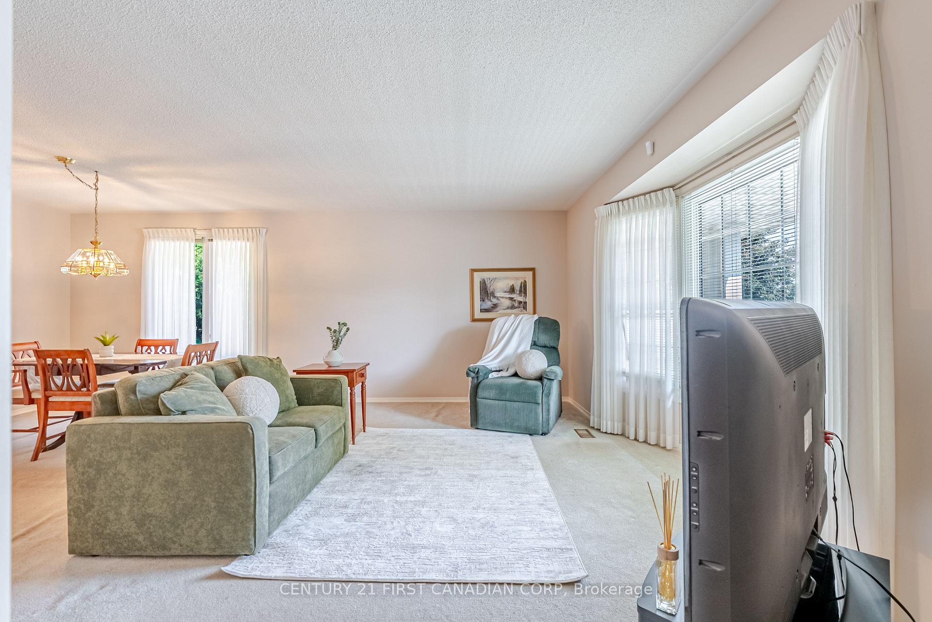 Photo 5 of 19 Farmington Drive, St. Thomas — HOMEH