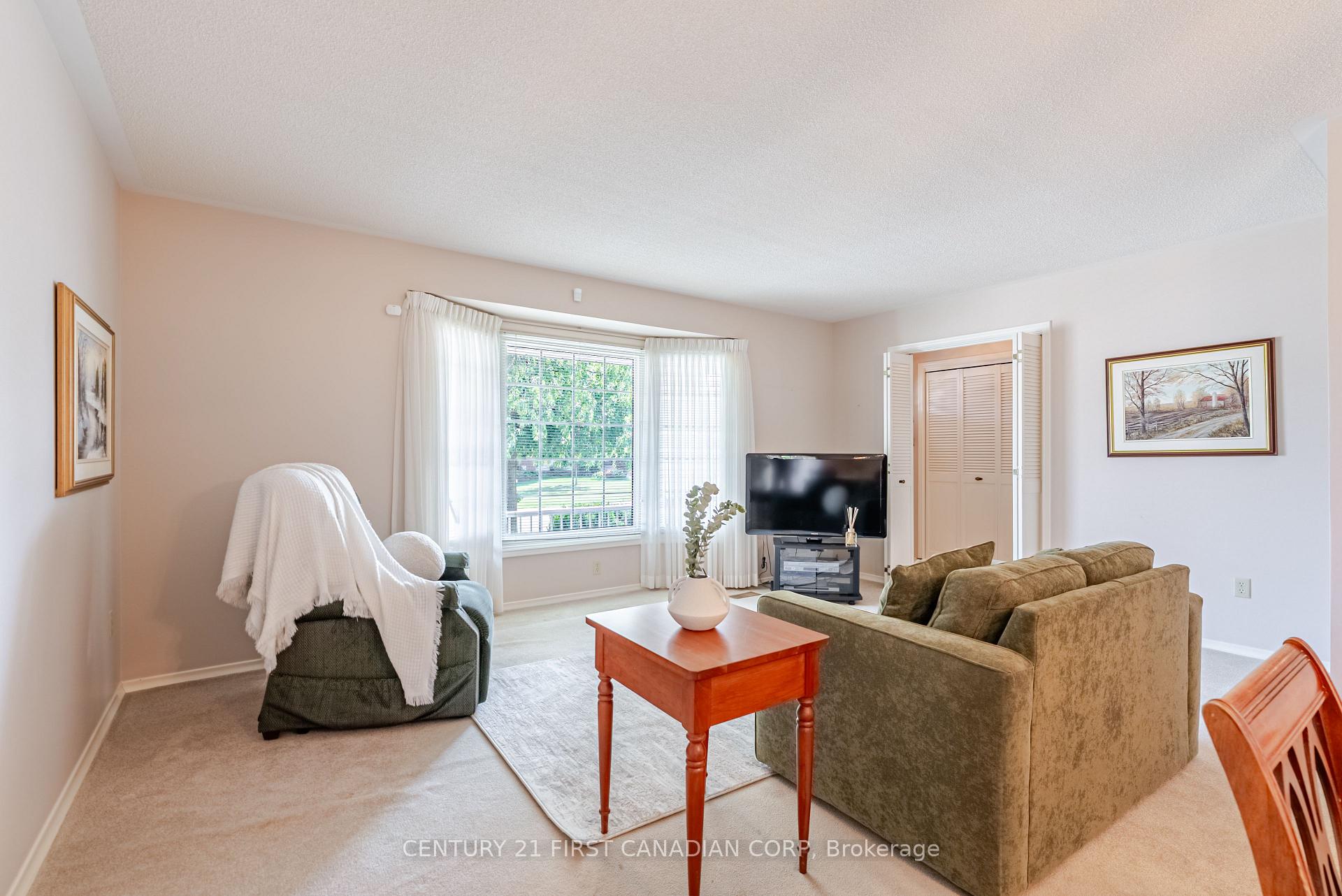 Photo 7 of 19 Farmington Drive, St. Thomas — HOMEH