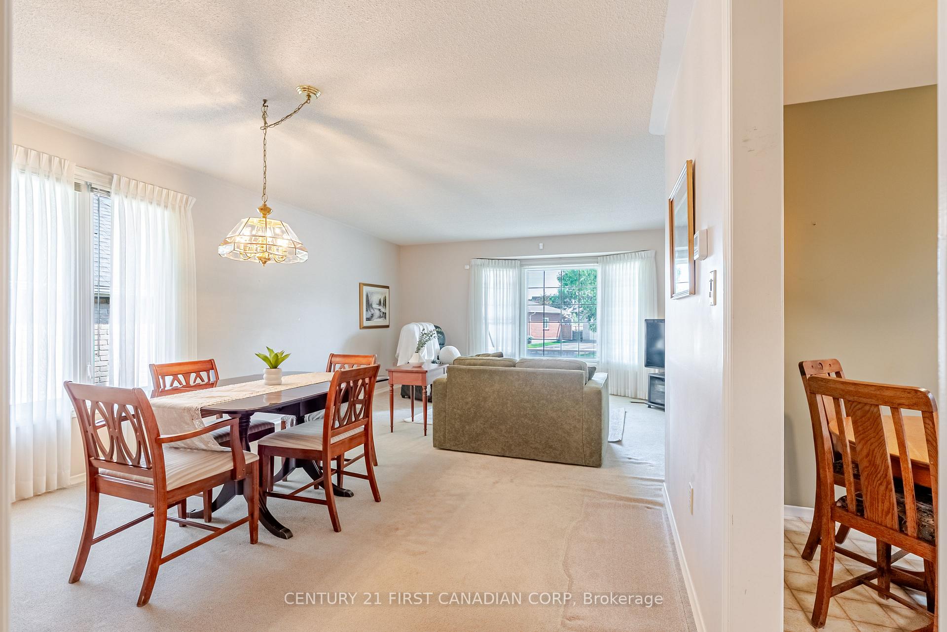 Photo 11 of 19 Farmington Drive, St. Thomas — HOMEH