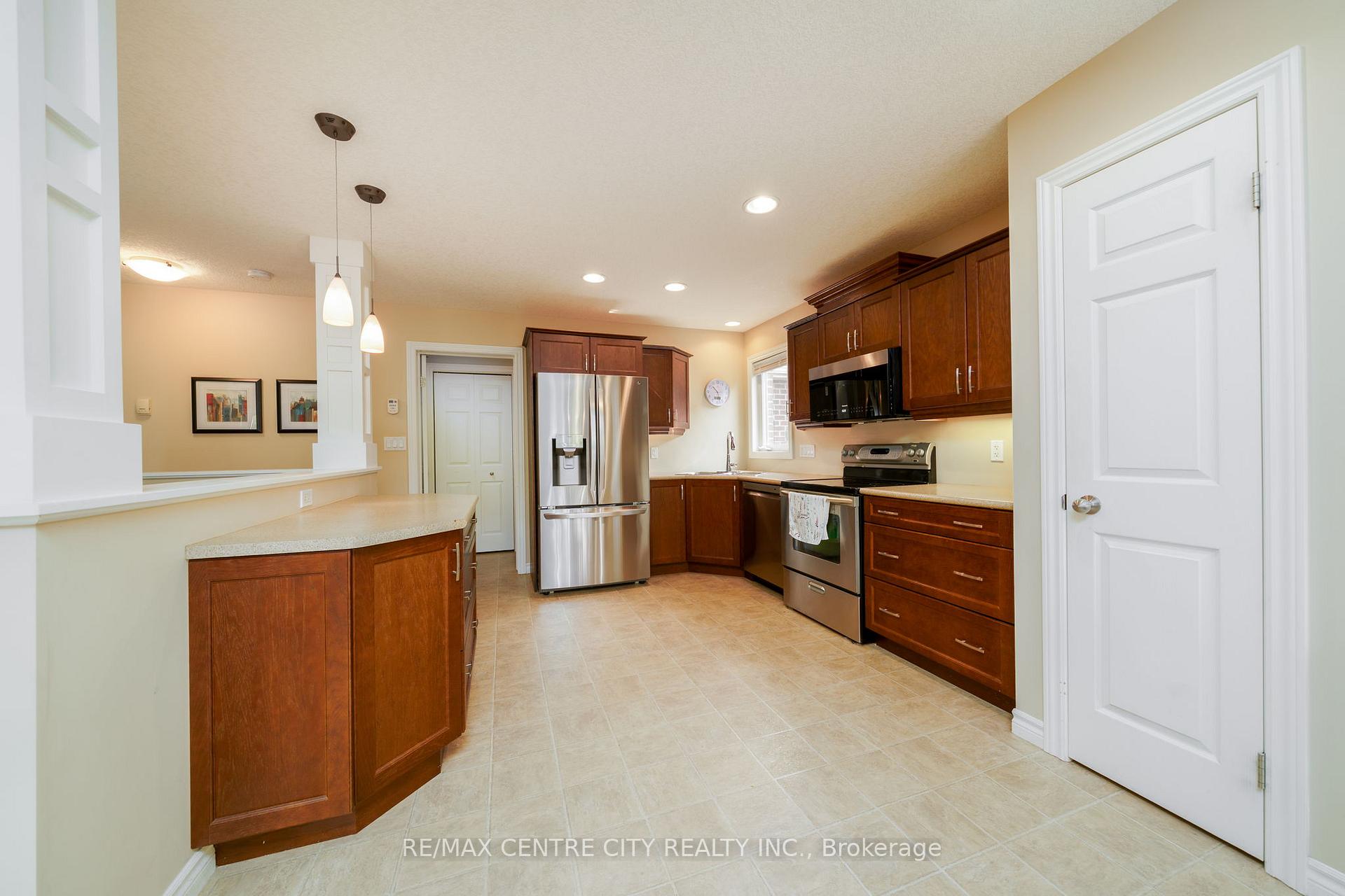 Photo 7 of 8 Fenwick Court, St. Thomas — HOMEH