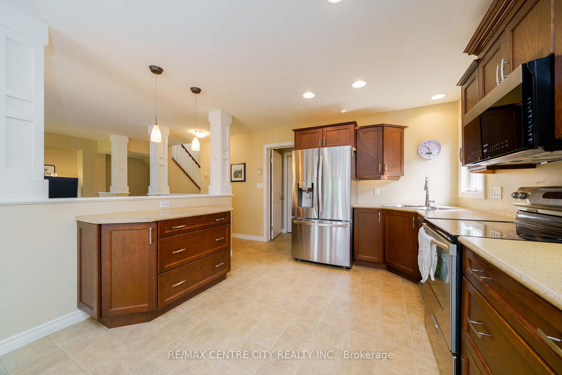Photo 9 of 8 Fenwick Court, St. Thomas — HOMEH