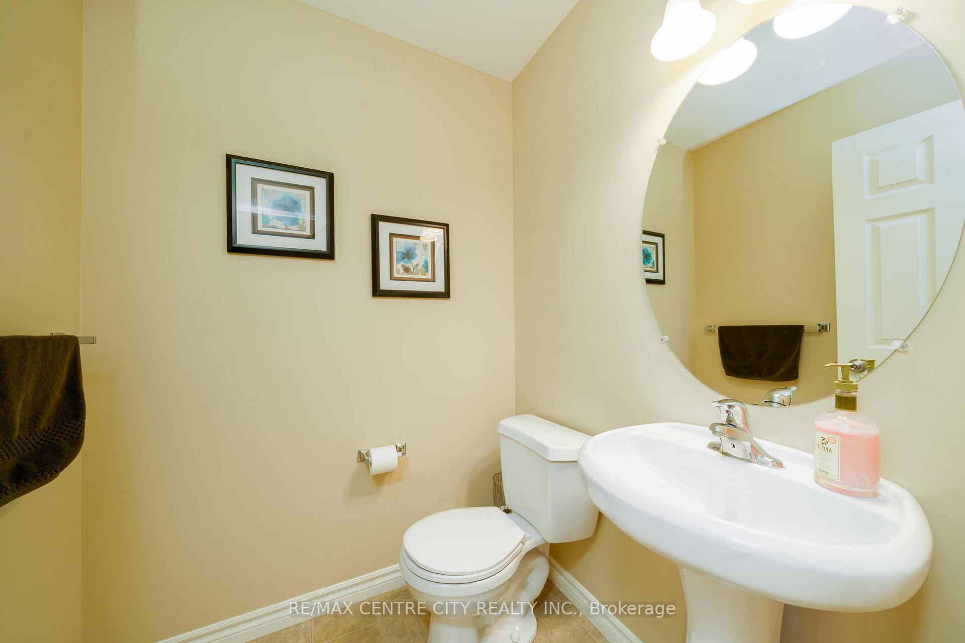 Photo 11 of 8 Fenwick Court, St. Thomas — HOMEH