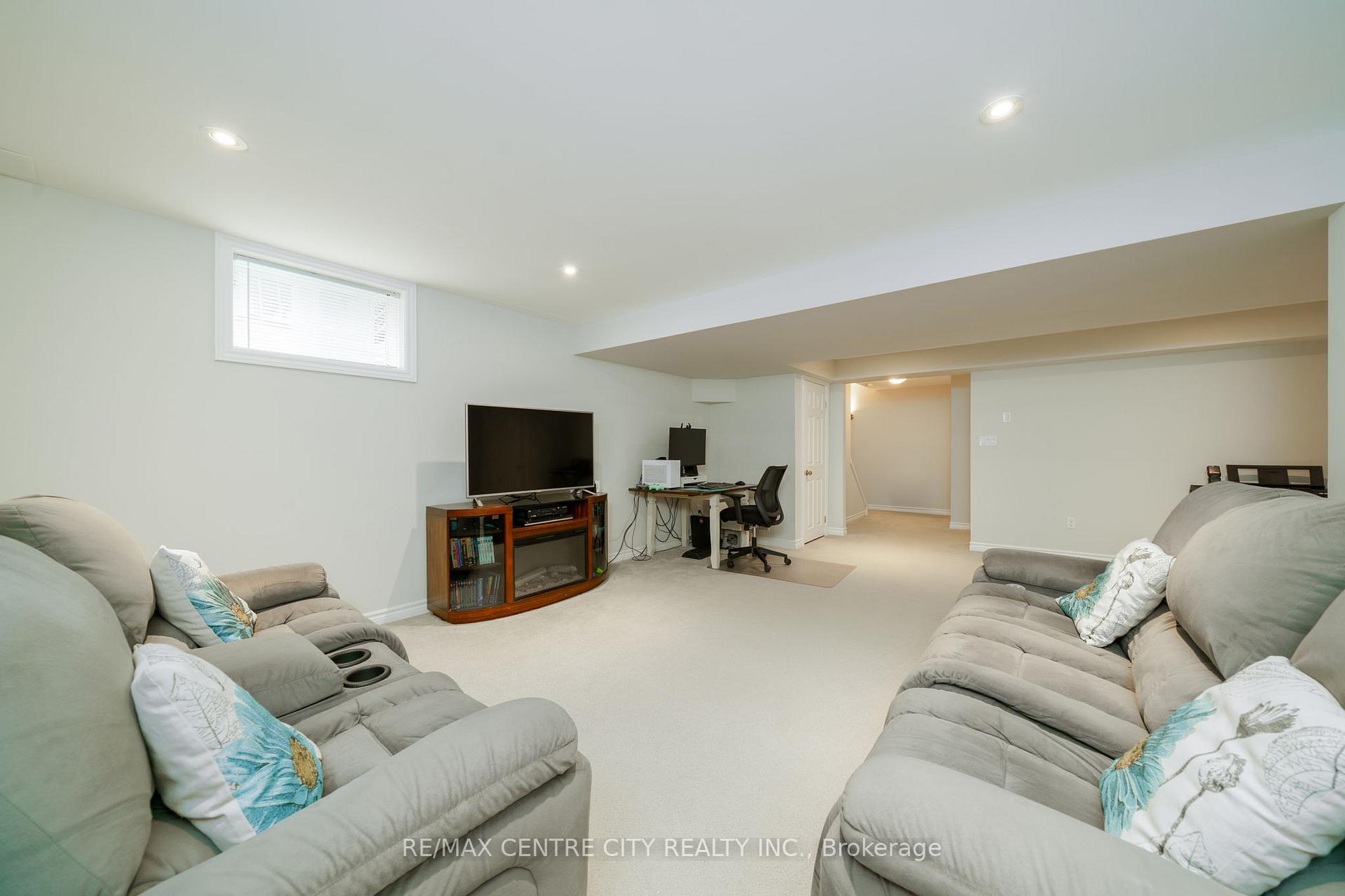 Photo 25 of 8 Fenwick Court, St. Thomas — HOMEH