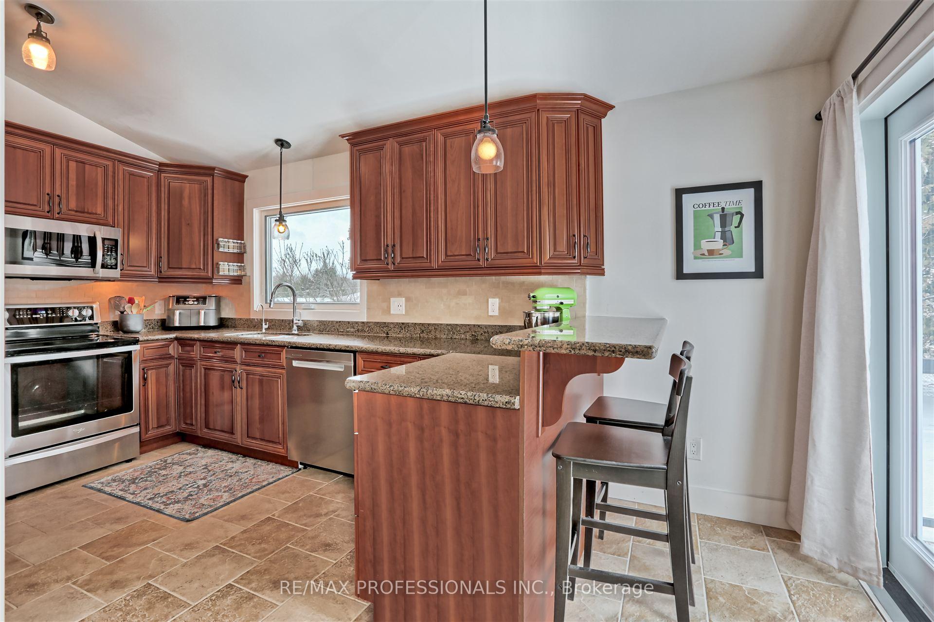 Photo 11 of 2 Green Pine Avenue, Springwater, Midhurst — HOMEH