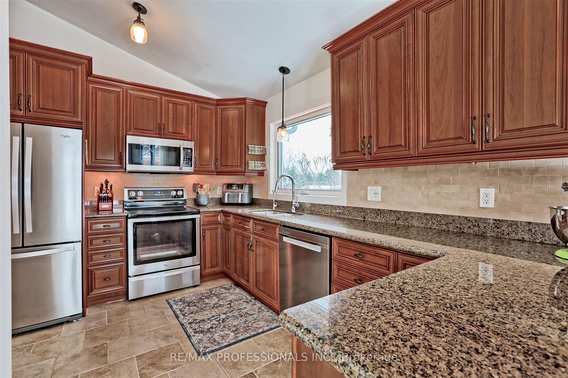 Photo 13 of 2 Green Pine Avenue, Springwater, Midhurst — HOMEH