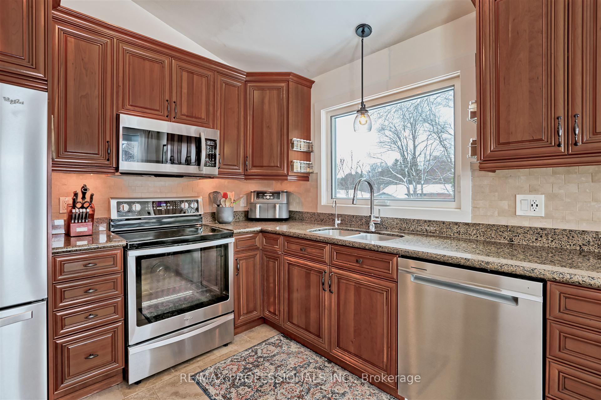 Photo 14 of 2 Green Pine Avenue, Springwater, Midhurst — HOMEH