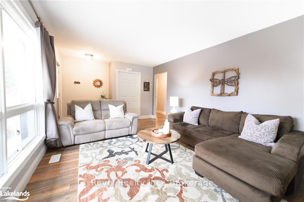Photo 4 of 29 Shaw Street, Springwater, Elmvale — HOMEH