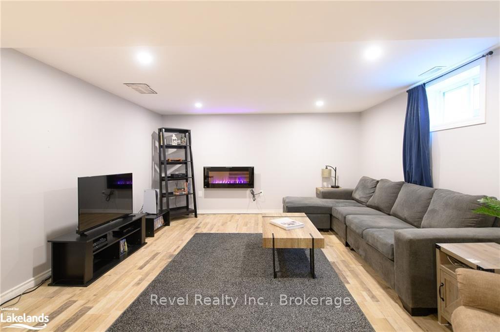 Photo 18 of 29 Shaw Street, Springwater, Elmvale — HOMEH