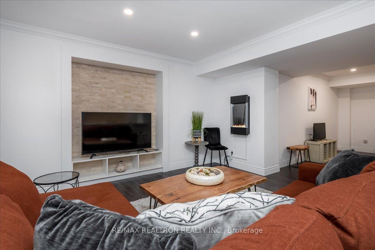 Photo 3 of 19 Rugman Crescent, Springwater, Centre Vespra — HOMEH