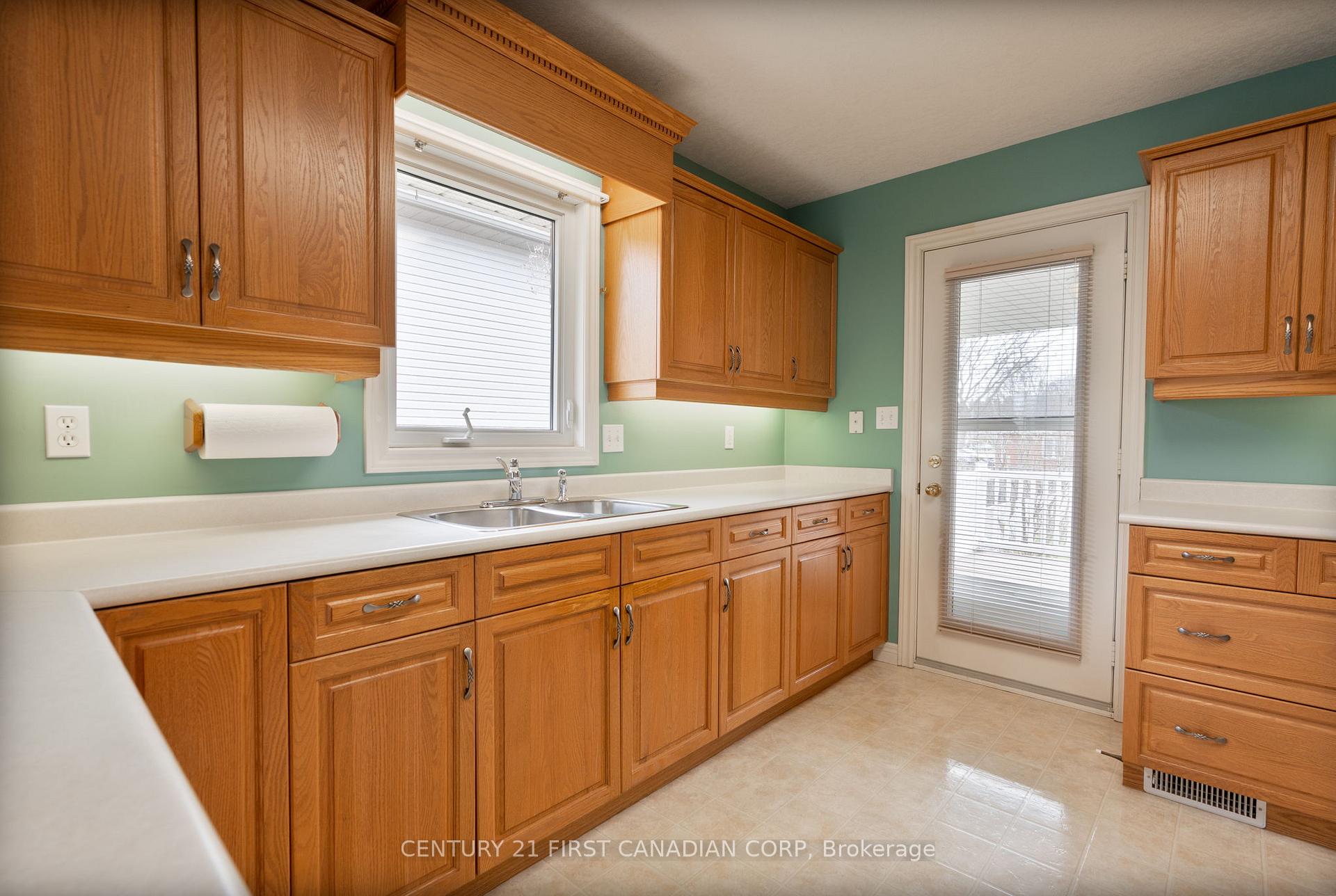 Photo 10 of 584 Wellington Street, St. Thomas — HOMEH