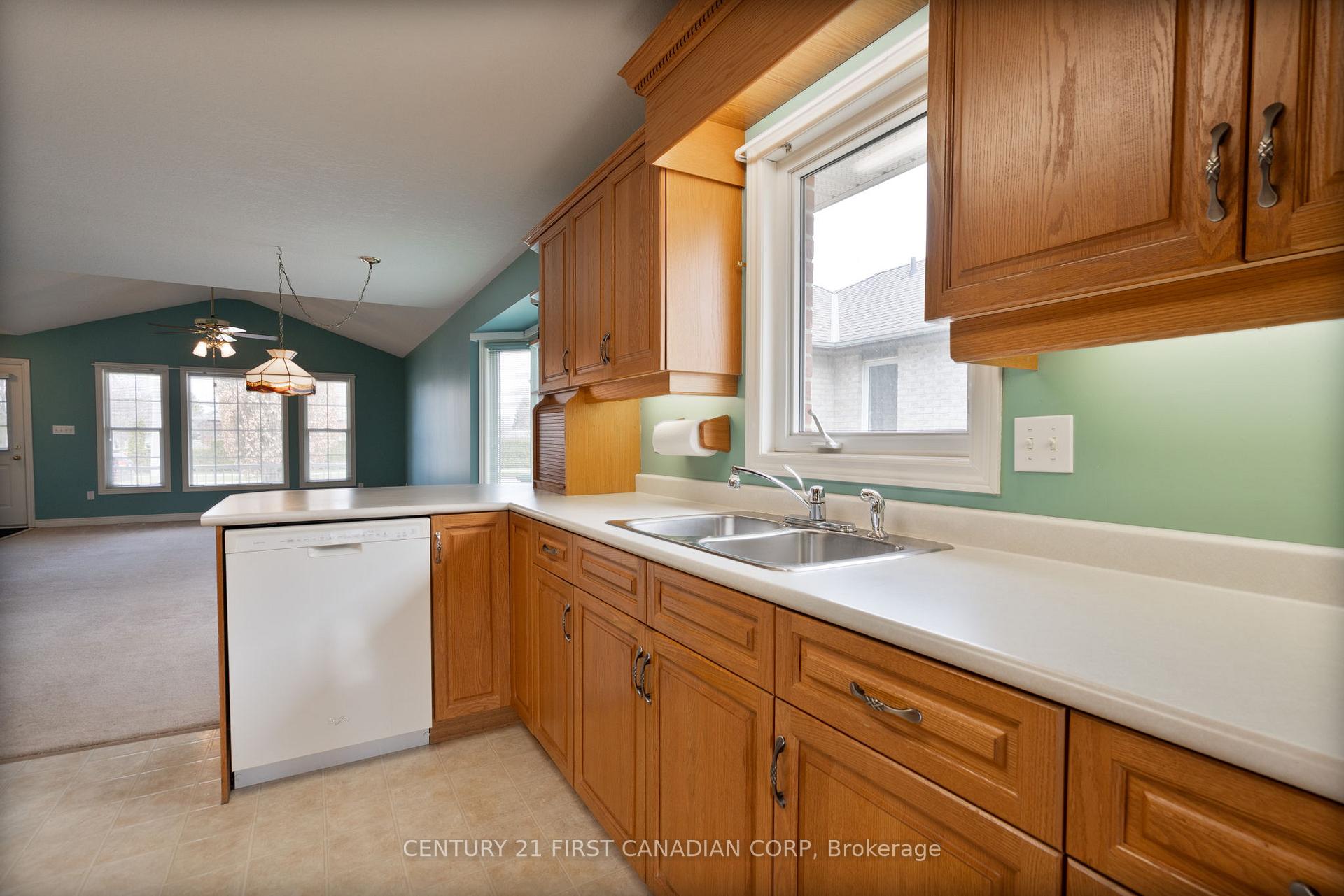 Photo 11 of 584 Wellington Street, St. Thomas — HOMEH
