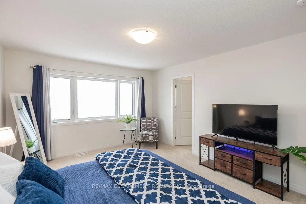 Photo 35 of 66 Freedom Crescent, Hamilton, Airport Employment Area — HOMEH