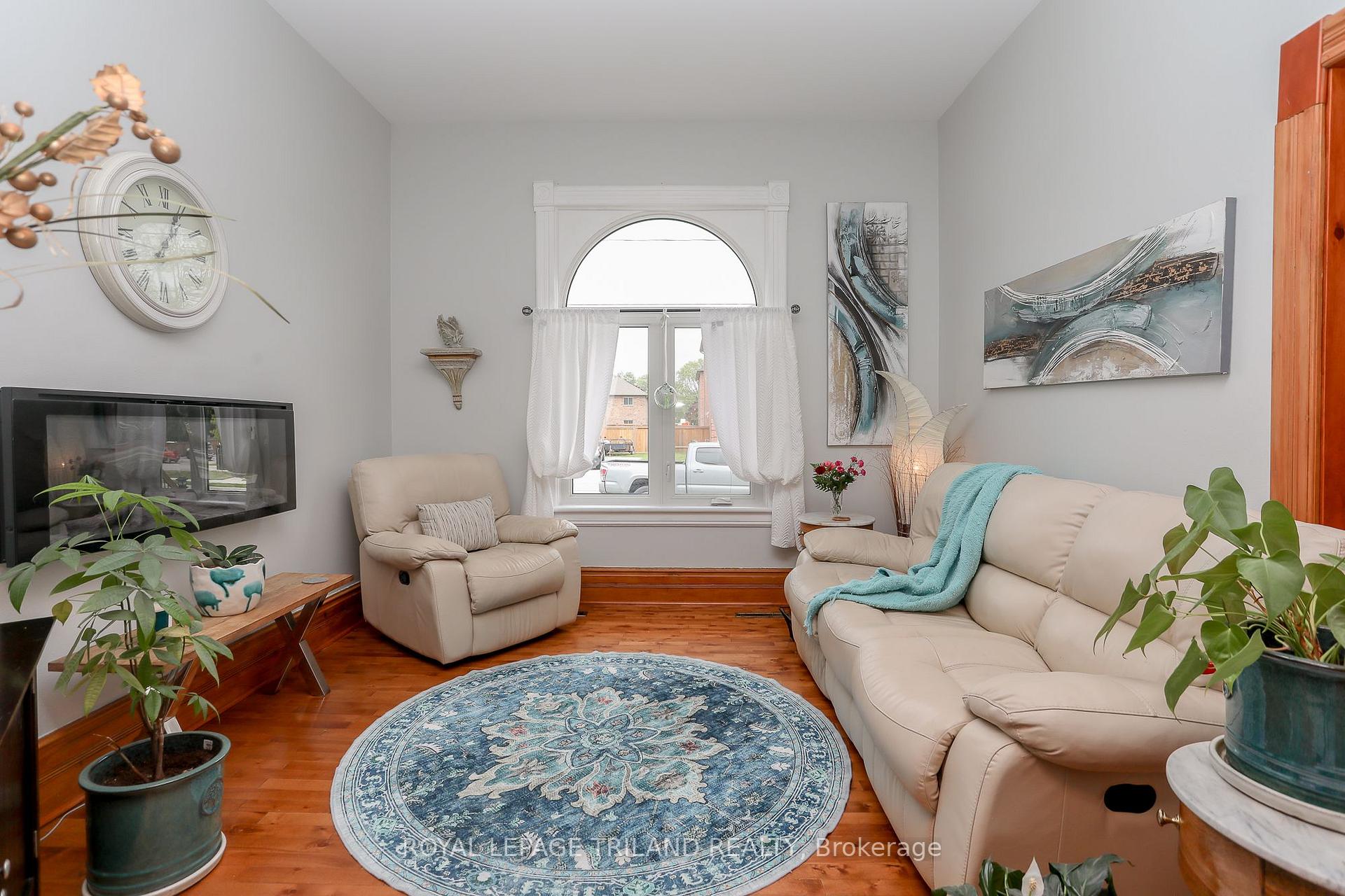 Photo 10 of 51 Locust Street, St. Thomas — HOMEH