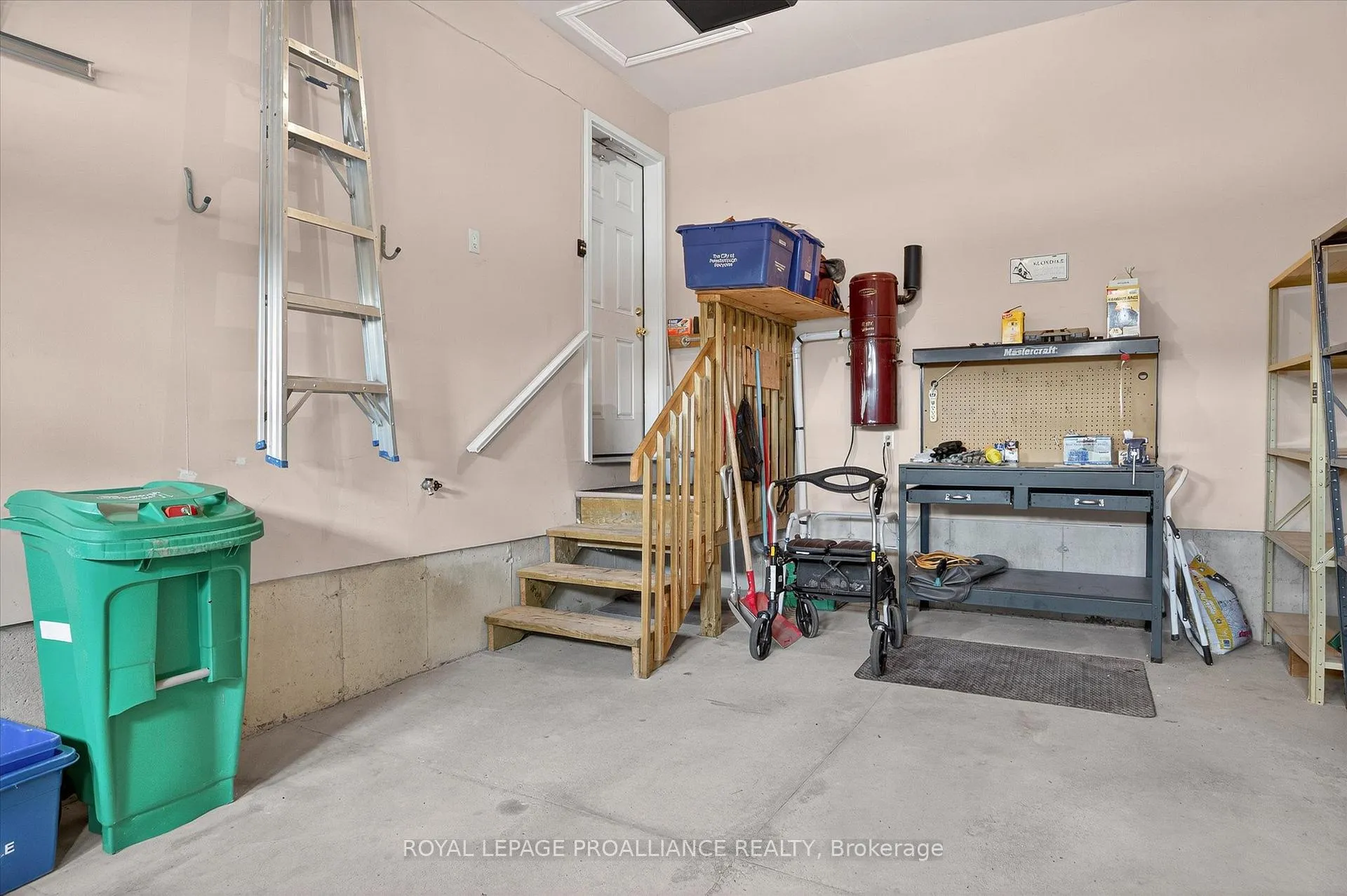Photo 315 of 337 Bianco Crescent, Peterborough, Monaghan Ward 2 — HOMEH