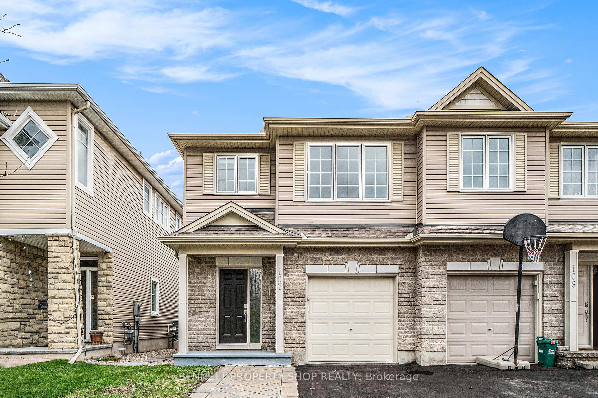 Front of 107 Bandelier Way