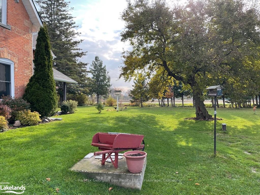 Photo 6 of 1954 Flos Rd 8 W, Springwater, Rural Springwater — HOMEH