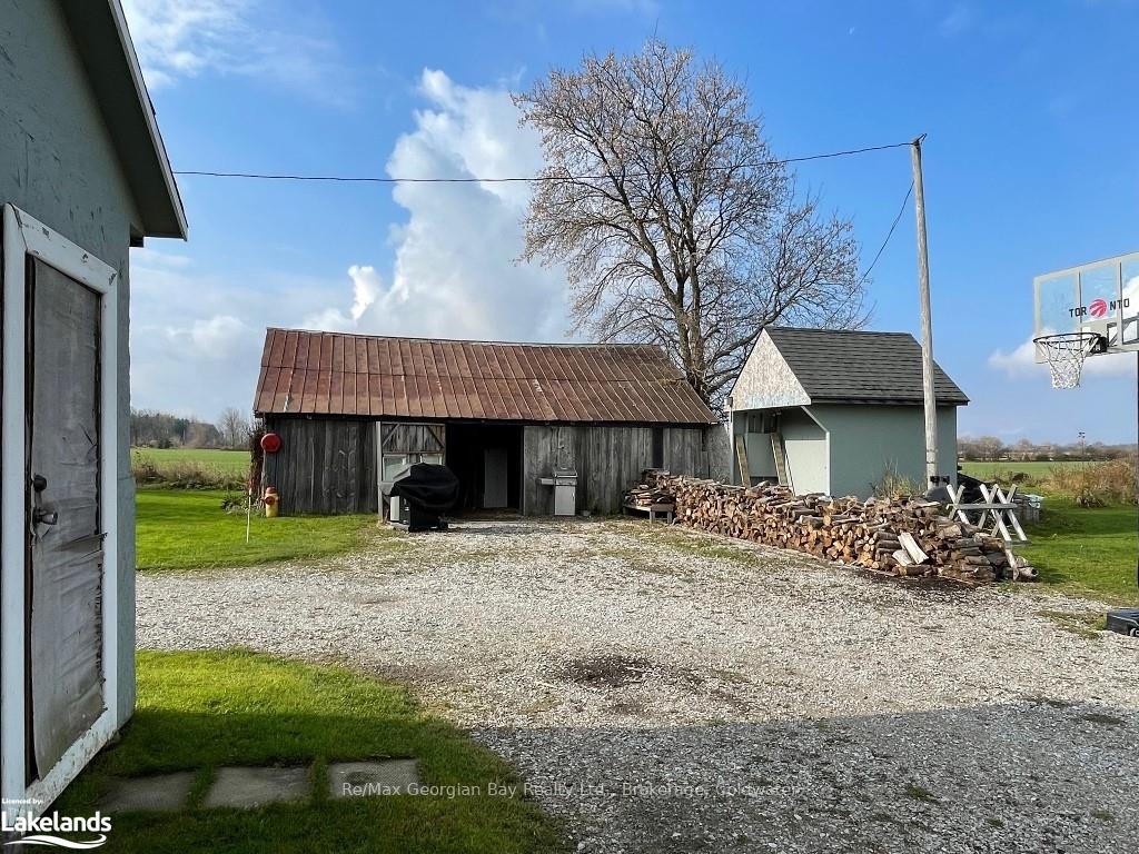 Photo 37 of 1954 Flos Rd 8 W, Springwater, Rural Springwater — HOMEH