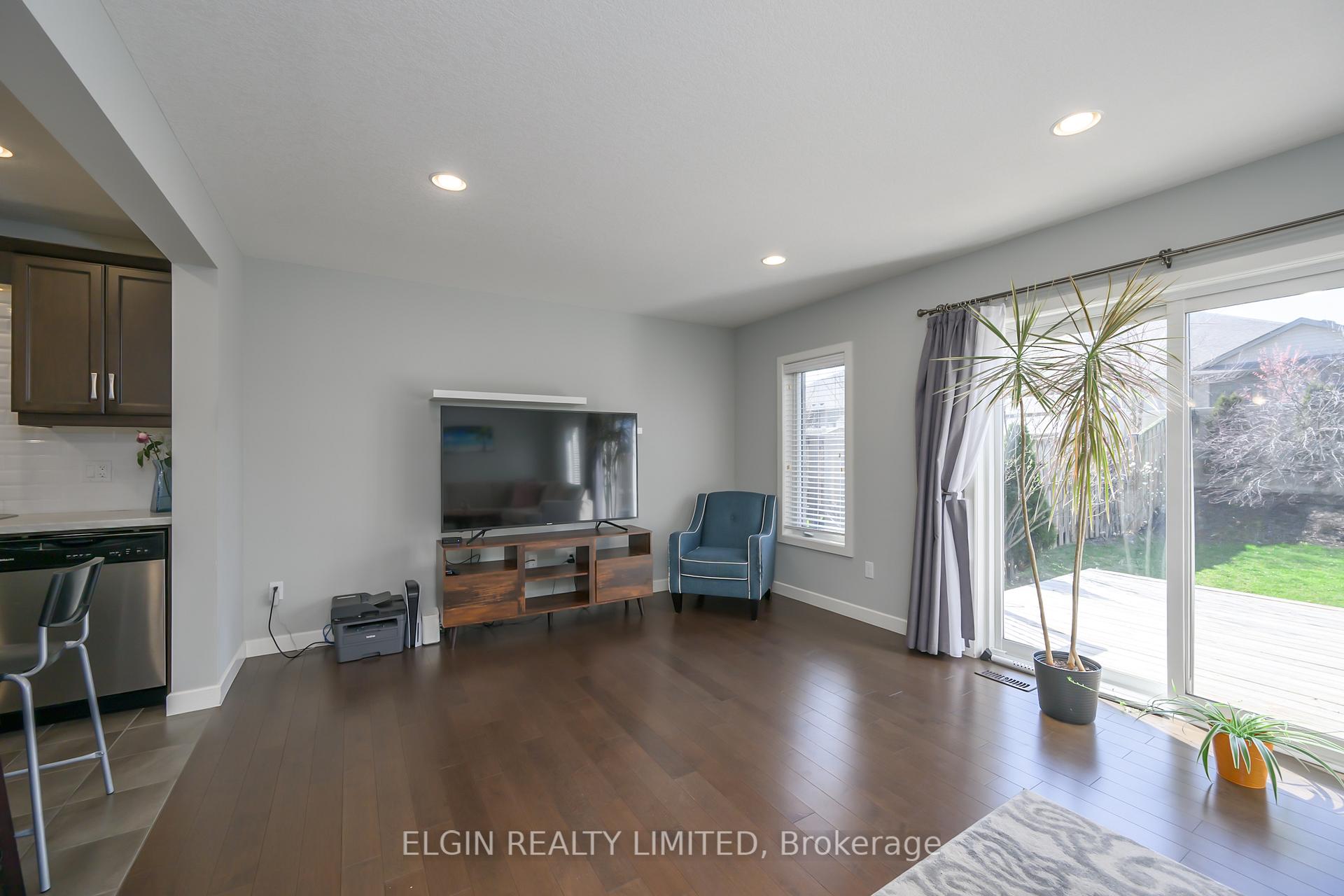 Photo 10 of 8 Empire Parkway, St. Thomas — HOMEH