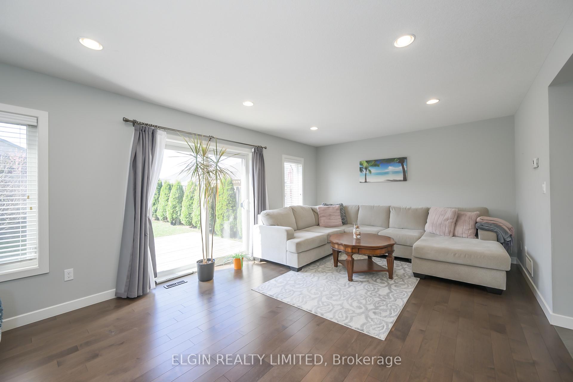 Photo 11 of 8 Empire Parkway, St. Thomas — HOMEH