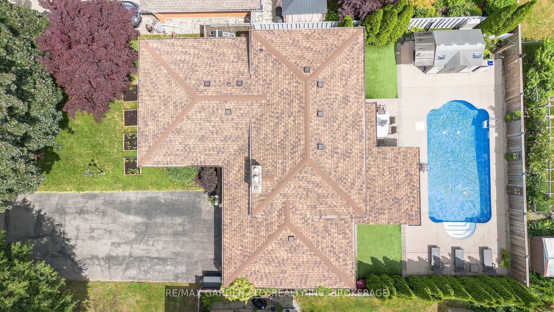 Photo 3 of 8 Jessica Drive, St. Catharines, Vine/Linwell — HOMEH