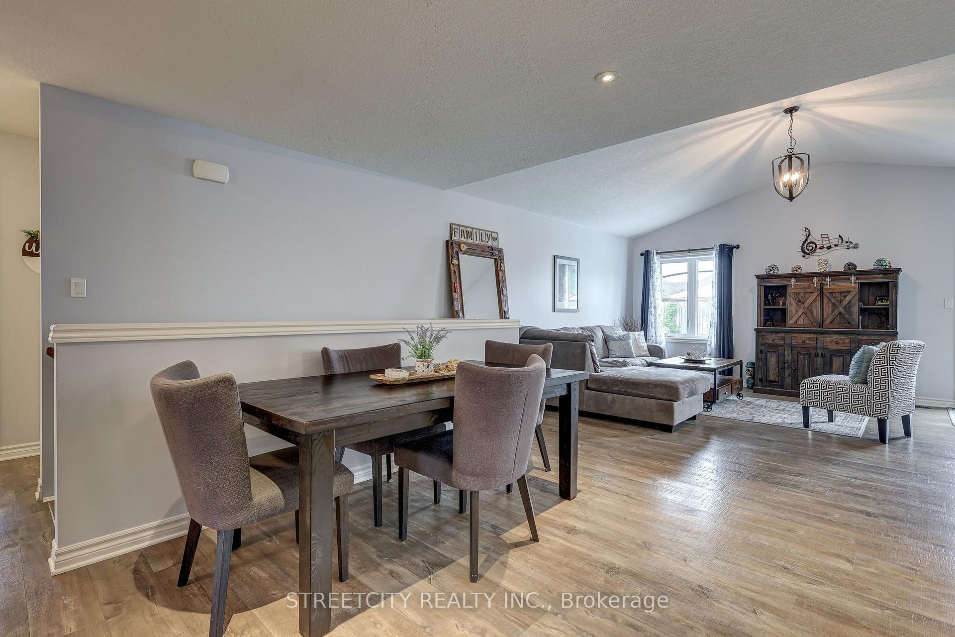 Photo 10 of 120 Peach Tree Boulevard, St. Thomas — HOMEH